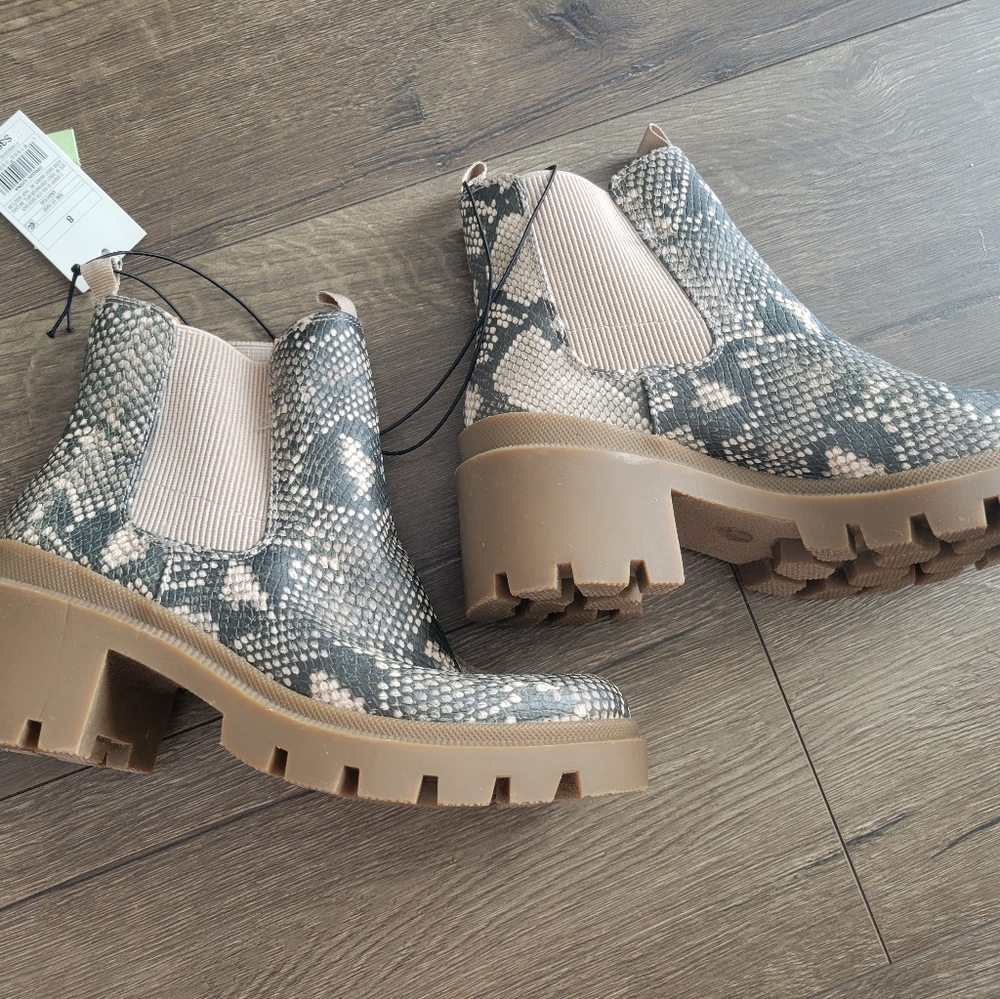 Universal Threads Snake print boots